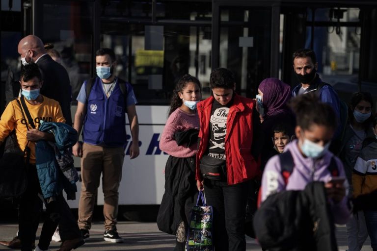 Μηταράκης : Τέλος στη φιλοξενία ασυνόδευτων ανηλίκων στα αστυνομικά τμήματα