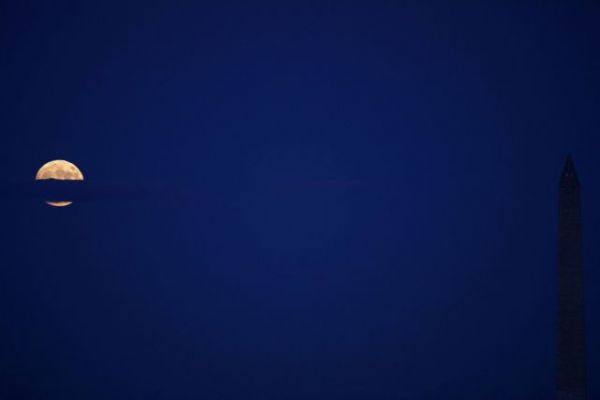 Εντυπωσιακές εικόνες από τη μπλε πανσέληνο του Οκτώβρη
