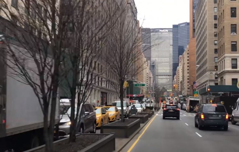 «Drive & Listen»: H viral εφαρμογή που σου επιτρέπει να ταξιδέψεις με ΙΧ σε πόλεις του εξωτερικού