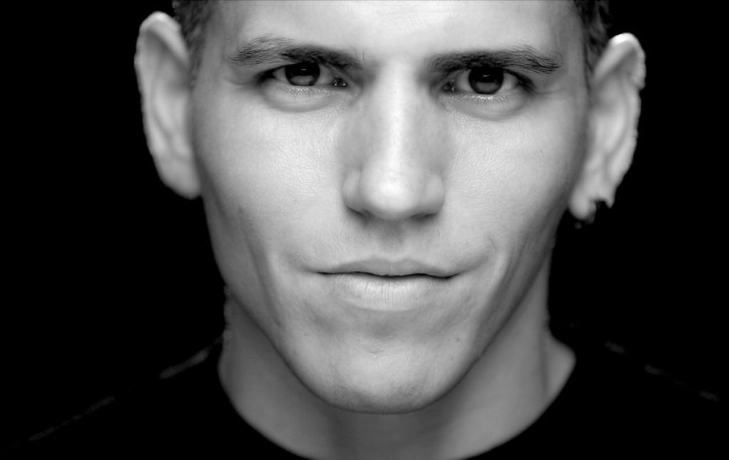 Ο Θοδωρής Νικολάου μιλάει στο in.gr για το καινούργιο τραγούδι «Της ομορφιάς το άγριο φιλί»