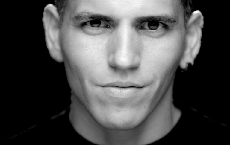 Ο Θοδωρής Νικολάου μιλάει στο in.gr για το καινούργιο τραγούδι «Της ομορφιάς το άγριο φιλί»