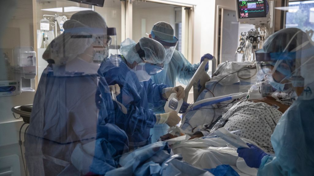 Κοροναϊός : Με ιδιώτες γιατρούς επιχειρείται να κλείσει η τρύπα στο ΕΣΥ – Απαξίωση καταγγέλλουν οι νοσοκομειακοί
