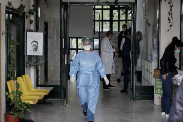 Κοροναϊός : Τρομάζουν οι θάνατοι – Εφτασαν τους 228 οι ασθενείς στις ΜΕΘ
