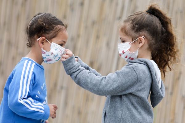 Κοροναϊός : Τα παιδιά παράγουν πιο εξασθενημένα αντισώματα γιατί τον «καθαρίζουν» πιο εύκολα