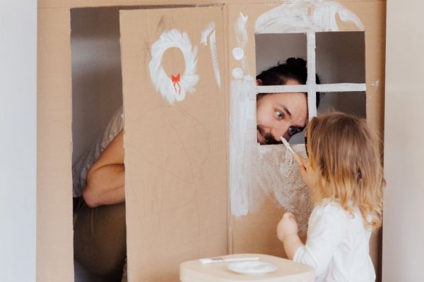 Δύο Έλληνες παραμυθάδες δίνουν ιδέες για δημιουργικό χρόνο με τα παιδιά στο σπίτι