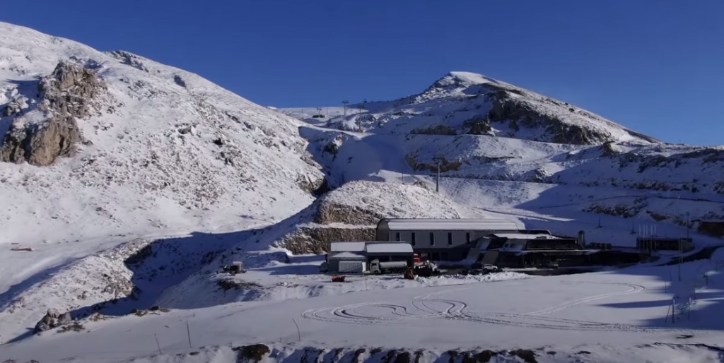 Έπεσαν τα πρώτα χιόνια στον Παρνασσό: Άδειο το χιονοδρομικό κέντρο - Εικόνες από drone