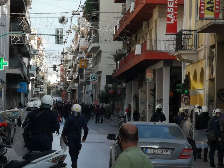 Πολυτεχνείο : Έσπασαν την απαγόρευση και στην Πάτρα – Συγκέντρωση από 200 άτομα