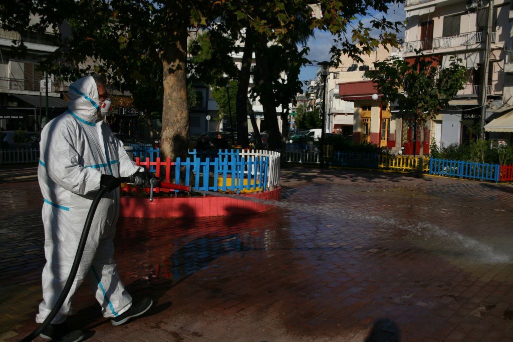 Δήμος Πειραιά : Καθαρισμός και απολύμανση κοινόχρηστων χώρων και στις πέντε Δημοτικές Κοινότητες