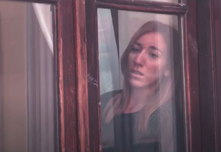 «Το τραγούδι τους δεν έχει ρεφρέν…»: Η Ελένη Πέτα δίνει φωνή στις κακοποιημένες γυναίκες