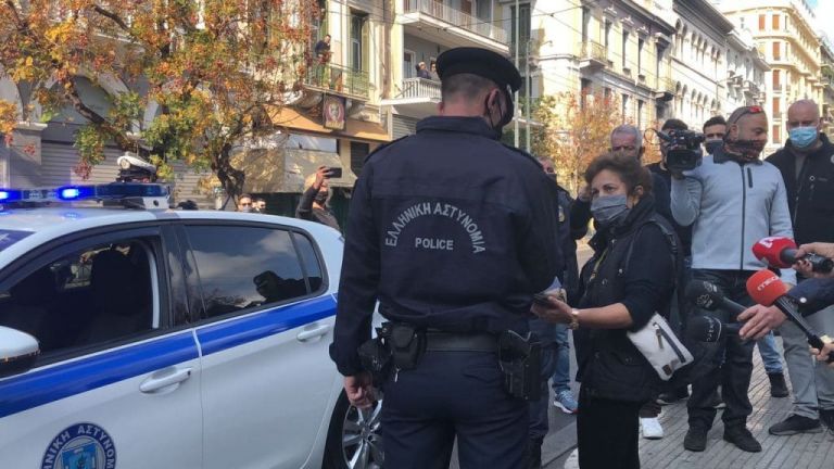 Πολυτεχνείο : Σάλος με το πρόστιμο στην υπάλληλο του ΟΑΕΔ που πήγε να αφήσει ένα λουλούδι