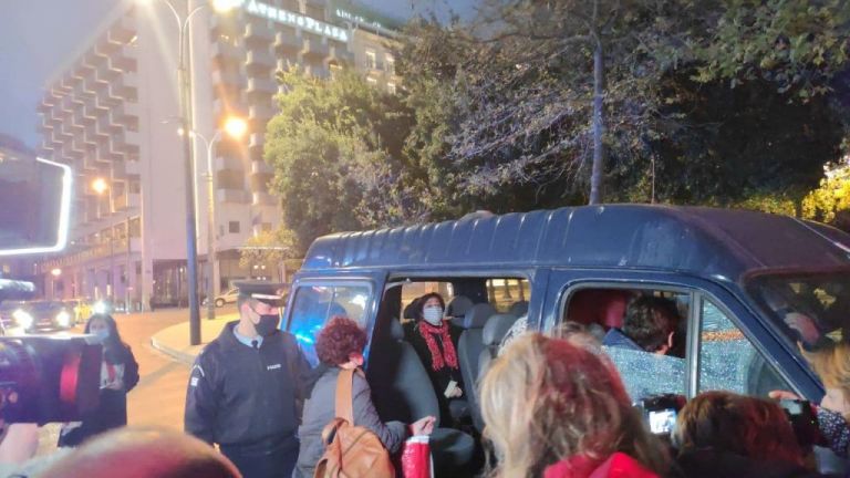 Προσαγωγές στη συγκέντρωση λίγων ατόμων, με όλα τα μέτρα, για τη βία κατα των γυναικών