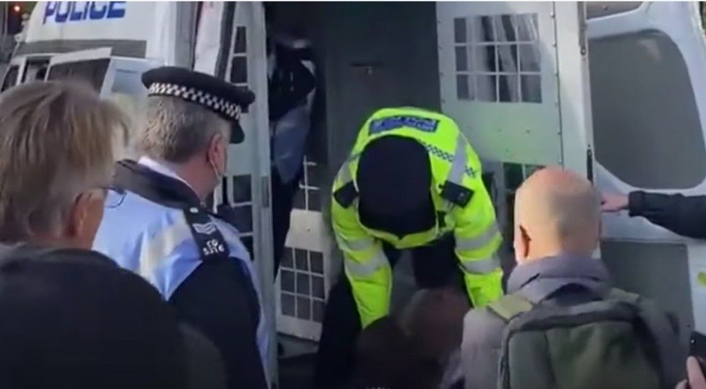 Οργή στη Βρετανία: Αστυνομικοί πήραν σηκωτή ηλικιωμένη σε διαδήλωση