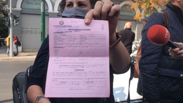 Πολυτεχνείο : Δεν θα βεβαιωθεί το πρόστιμο στη γυναίκα που άφησε λουλούδι