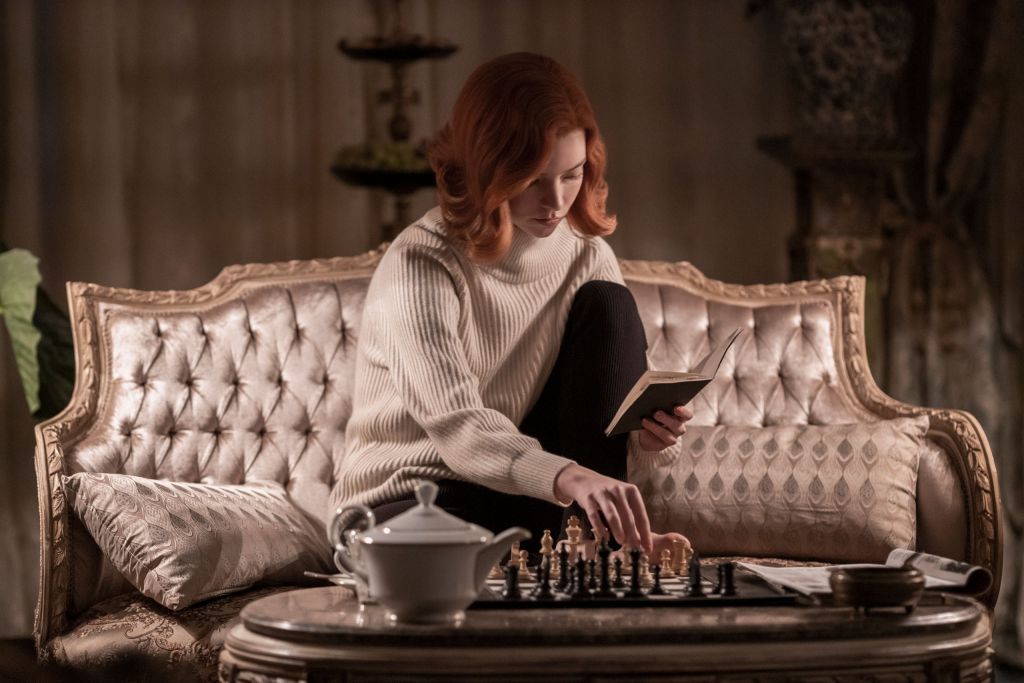 Όλοι είδαν το «The Queen’s Gambit» και τώρα θέλουν να μάθουν σκάκι
