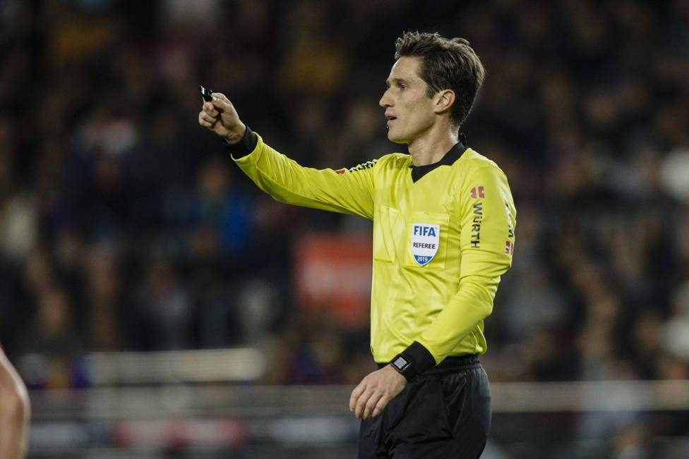 Ο κοροναϊός και η ιστορία του 4ου διαιτητή του Σίτι – Ολυμπιακός