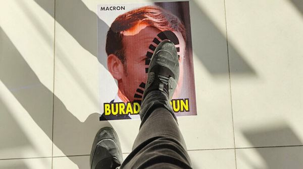Τουρκία : Συνεχίζονται οι γραφικές αντιδράσεις κατά Μακρόν – Πελάτες φαρμακείου πατάνε πάνω σε εικόνα του