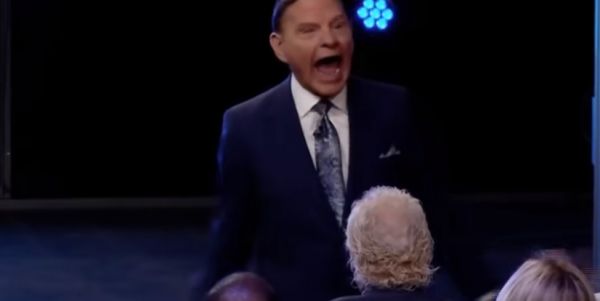 Tηλε-ευαγγελιστής και οπαδός του Ντόναλντ Τραμπ γίνεται viral με το υστερικό του γέλιο