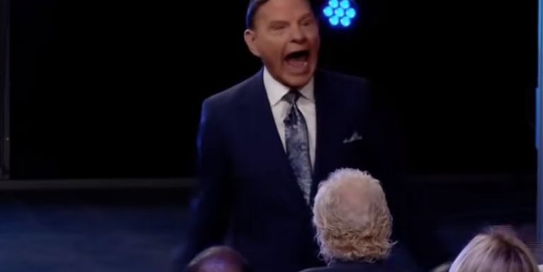 Tηλε-ευαγγελιστής και οπαδός του Ντόναλντ Τραμπ γίνεται viral με το υστερικό του γέλιο