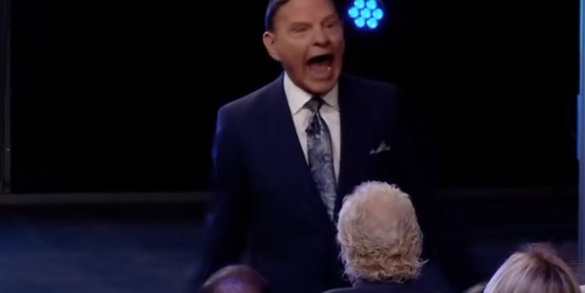 Tηλε-ευαγγελιστής και οπαδός του Ντόναλντ Τραμπ γίνεται viral με το υστερικό του γέλιο