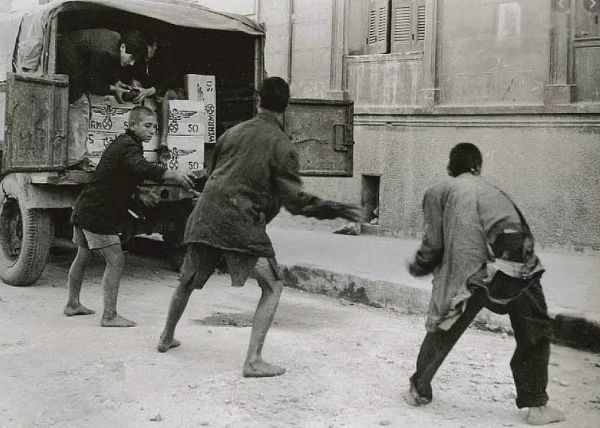 Δημήτρης Ψαθάς : Τα πεινασμένα αλητάκια της Αθήνας