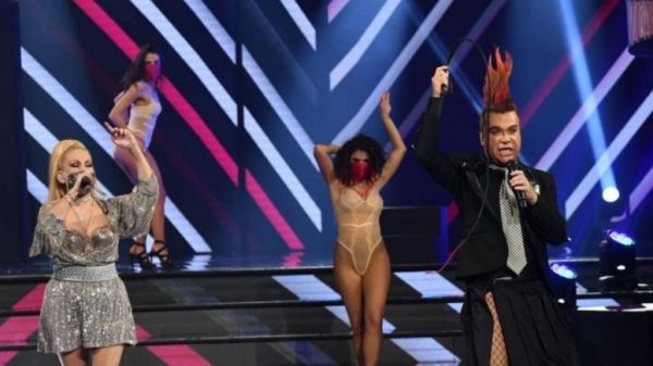 Τρύφωνας Σαμαράς : Τραγούδησε Βίσση φορώντας φούστα και δικτυωτό καλσόν