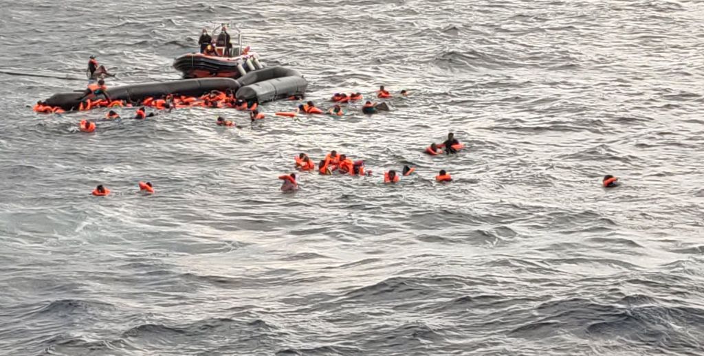 Φρίκη με νέο ναυάγιο ανοιχτά της Λιβύης: Τουλάχιστον 5 νεκροί, διασώθηκαν 100 άτομα
