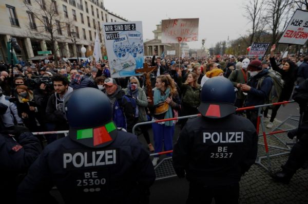 Κοροναϊός : Συγκρούσεις αστυνομικών με αρνητές της μάσκας στο Βερολίνο