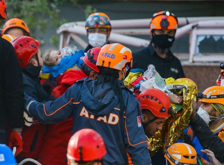 Σμύρνη : Ο διασώστες ανέσυραν σώο 4χρονο κορίτσι μετά από 91 ώρες