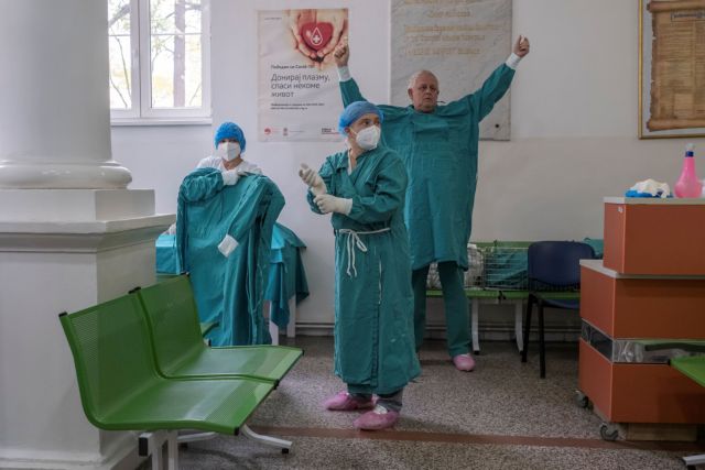 Κοροναϊός : Επιταχύνεται η πανδημία στη Σερβία – Ασφυκτιούν τα νοσοκομεία