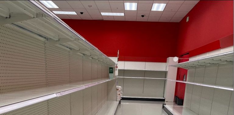 Πανικός στις ΗΠΑ : Αδειάζουν τα ράφια των καταστημάτων μπρος στην επέλαση του κοροναϊού