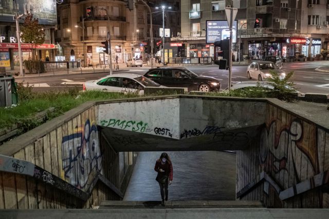 Κοροναϊός : Θερίζει τη Σερβία η πανδημία – Καταρρέουν τα νοσοκομεία