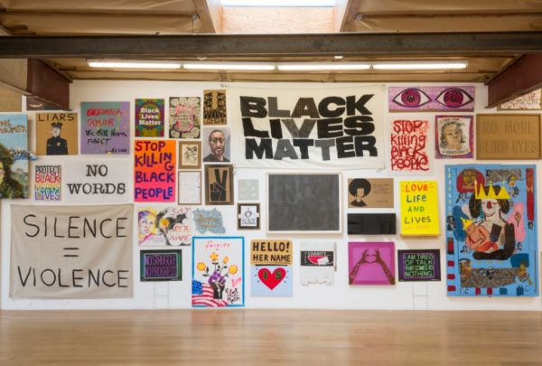 «Show Me the Signs»: Δημοπρασία για τα θύματα αστυνομικής βίας