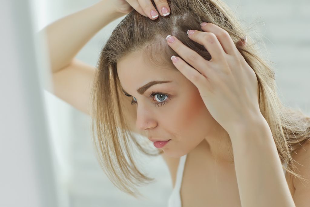 Λιπαρότητα στα μαλλιά: Πού οφείλεται και πώς θα την αντιμετωπίσετε