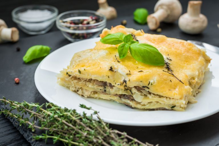 Εύκολη συνταγή για λαζάνια με μανιτάρια πορτσίνι και ελαφριά μπεσαμέλ