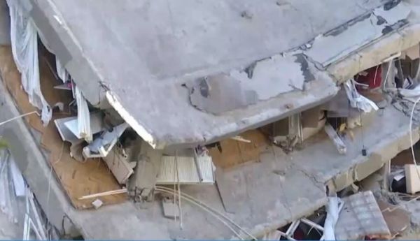 Σμύρνη: Δραματικές στιγμές – 3χρονη βρέθηκε ζωντανή στα συντρίμμια