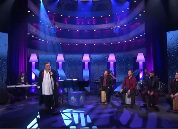 «Φίλα με, σαλπάρω και χάνομαι» ερμηνεύει ο Σταμάτης Κραουνάκης στο MEGA