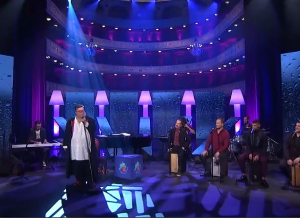 «Φίλα με, σαλπάρω και χάνομαι» ερμηνεύει ο Σταμάτης Κραουνάκης στο MEGA