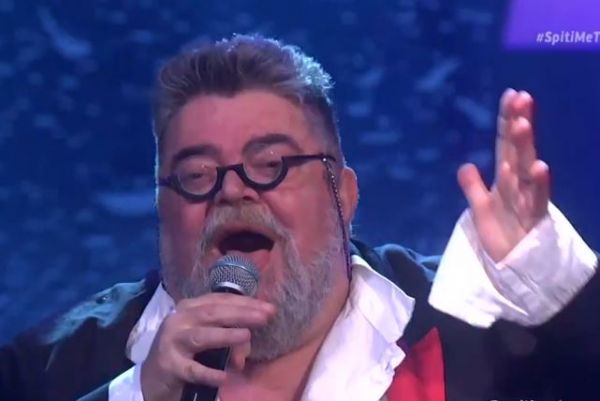 «Πόσο σ’αγαπώ…»: Ο Σταμάτης Κραουνάκης ερμηνεύει ένα τραγούδι του… MEGA