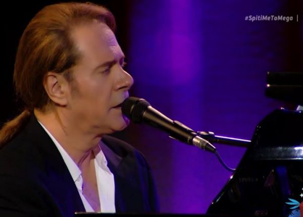 Σπίτι με το MEGA: Ο Στέφανος Κορκολής χάρισε στο κοινό μια υπέροχη τρίωρη συναυλία