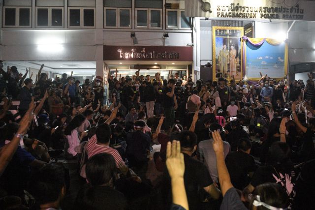 Ταϊλάνδη : Επίθεση φιλίας του βασιλιά της χώρας στους διαδηλωτές
