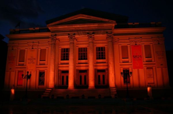 Δημοτικό Θέατρο Πειραιά: Ντύθηκε στα πορτοκαλί