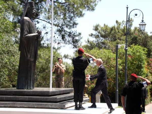 Οταν ο Μπάιτεν απότισε φόρο τιμής στον Μακάριο