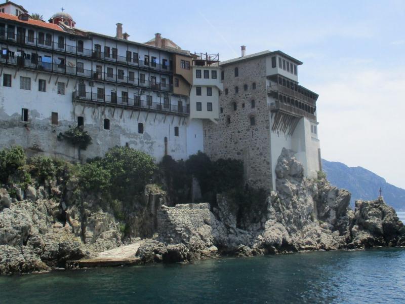 Το μυστήριο του Αγίου Όρους: Όταν βρέθηκαν γυναικεία οστά κάτω από ναό