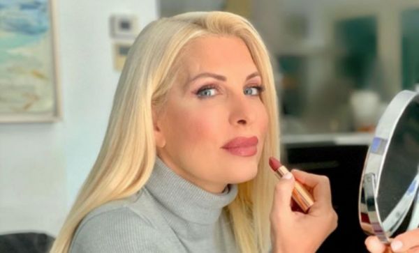 Ελένη Μενεγάκη: Φωτογραφίζεται αγκαλιά με τη μικρή Μαρίνα φορώντας μάσκες