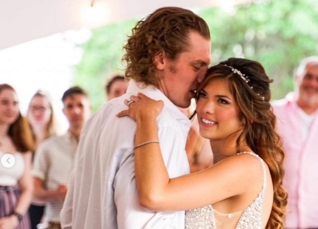 Βίντεο: Ο γαμπρός προσπαθεί να κάνει lap dance στη νύφη και κάτι δεν πάει... καθόλου καλά