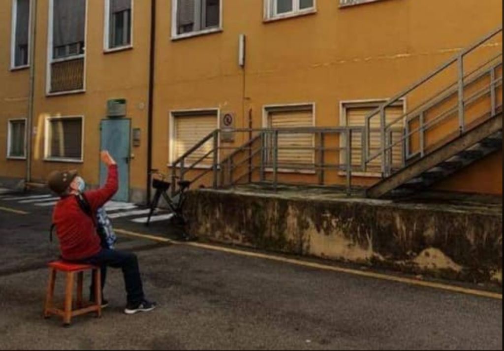 Βίντεο : 81χρονος παίζει ακορντεόν στη σύζυγό του που νοσηλεύεται στο νοσοκομείο