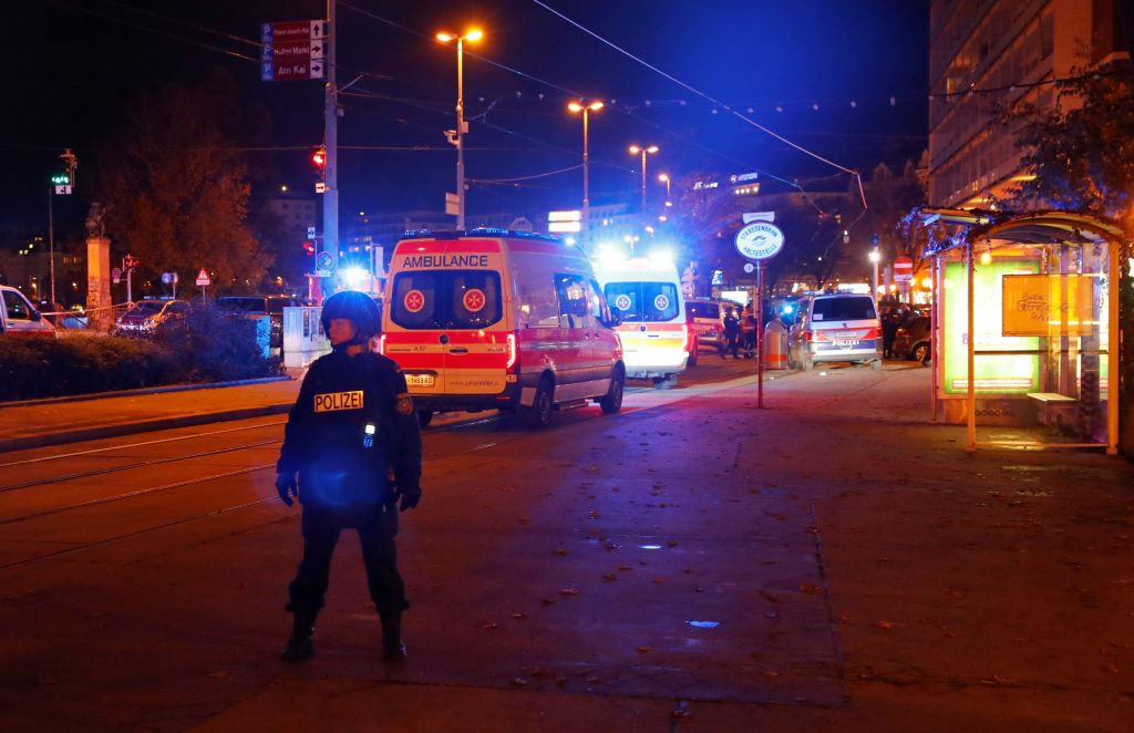 Βιέννη : Εικόνες - σοκ από την επίθεση - Αυστριακά ΜΜΕ δημοσιεύουν φωτογραφία του δράστη