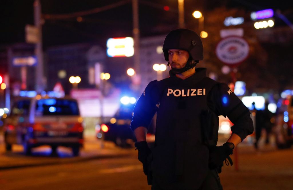 Νύχτα τρόμου: Επιθέσεις από πολλούς τρομοκράτες και ΝΕΚΡΟΥΣ στη Βιέννη (pics+videos)&#8230;.