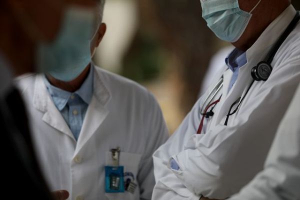 Κοροναϊός : Πυρά κατά της κυβέρνησης για τη θωράκιση των νοσοκομείων