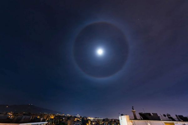 Σεληνική «Άλως»: Η εντυπωσιακή εικόνα του φεγγαριού με το φωτεινό στέμμα